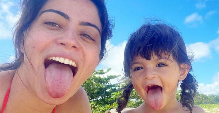 Carol Castro se diverte com a filha antes de dormir e encanta web