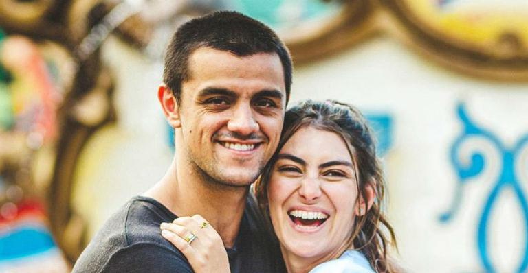 Mariana Uhlmann se derrete pelo marido, Felipe Simas: ”Eu amo você”