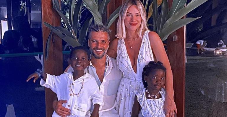 Giovanna Ewbank se derrete ao mostrar Bless fazendo pose para fotos de óculos escuros
