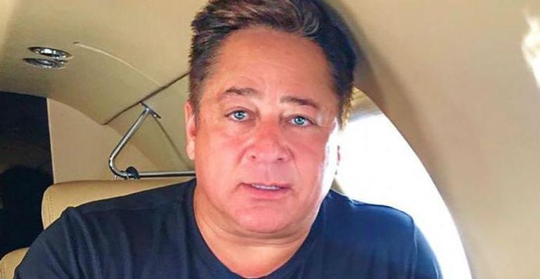 Leonardo surge empurrando carro de luxo e diverte web: ”Adianta ter Ferrari e não por gasolina?”