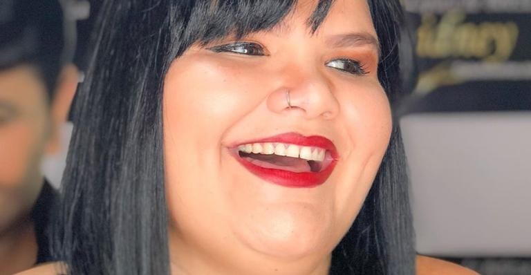 Grávida, bailarina plus size da Anitta, Thais Carla, posa só de lingerie e sensualiza com banana