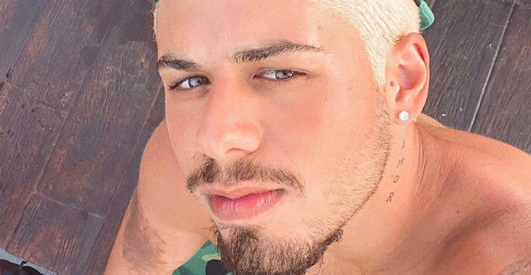 Descamisado, Zé Felipe se despede das férias no México