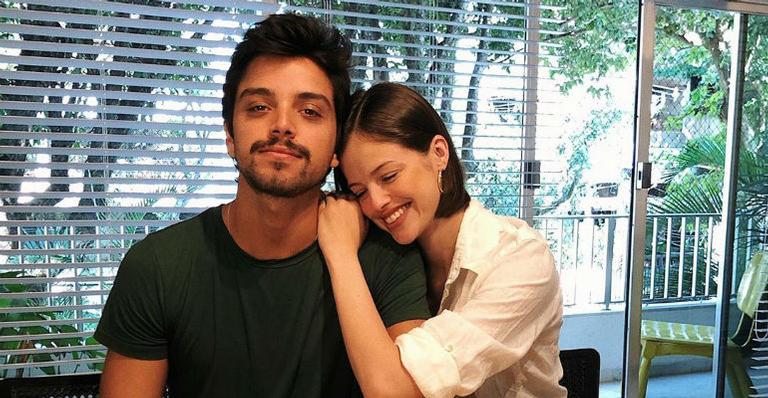 Agatha Moreira e Rodrigo Simas aparecem curtindo passeio de parasail nas Maldivas: ”Aventuras”
