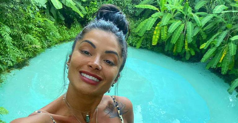 Aline Riscado arranca suspiros ao aparecer de biquíni em posição inusitada: ”Semana linda e leve”