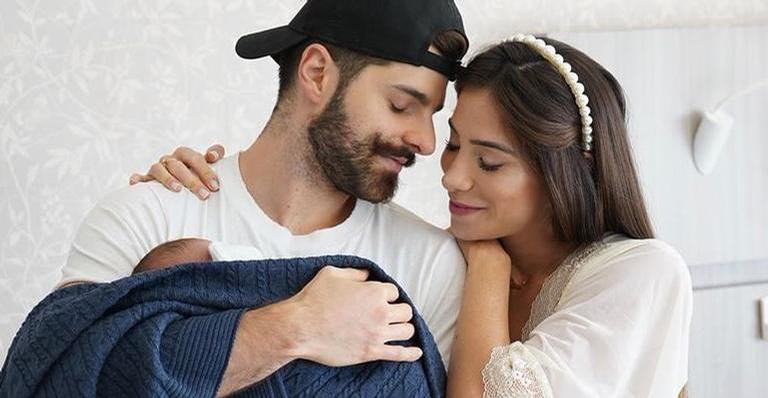 Alok mostra Romana Novais amamentando Ravi e declara: ”Meus amores”