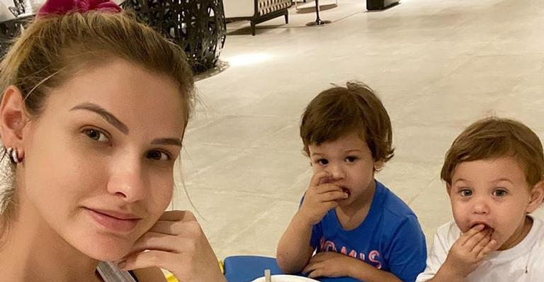 Andressa Suita curte o dia de seu aniversário ao lado dos filhos e se derrete: ”Tem forma melhor?”