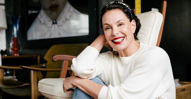 Prestes a completar 52 anos, Carolina Ferraz posa nua para comemorar: ”O tempo me transformou”