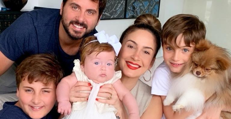 Na Disney, Claudia Leitte comemora aniversário de Davi com bolinho simples ao lado da família