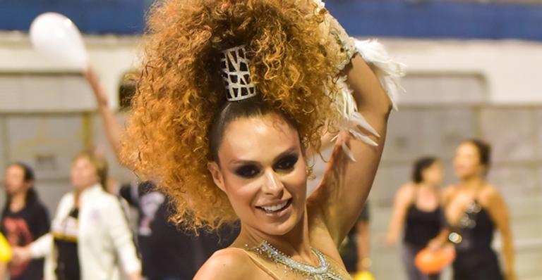 Fernanda Lacerda, a Mendigata, exibe corpão durante ensaio de Carnaval