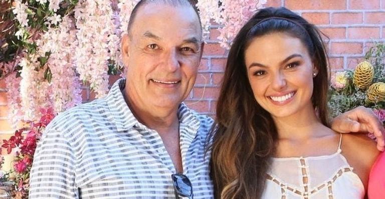 Com o filho e o pai, Isis Valverde posta cliques e declara: ”Minha vida se resume em duas fotos”
