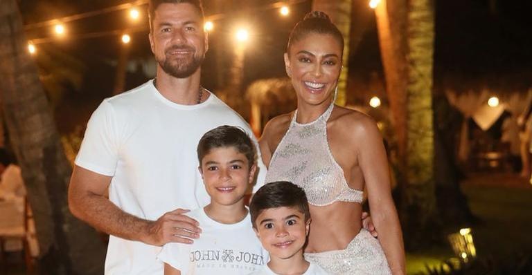 De férias, Juliana Paes posa com o marido e os filhos na Disney