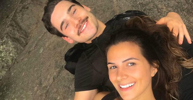 Nicolas Prattes posa sem camisa ao lado da namorada e recebe elogios: ”Lindos”