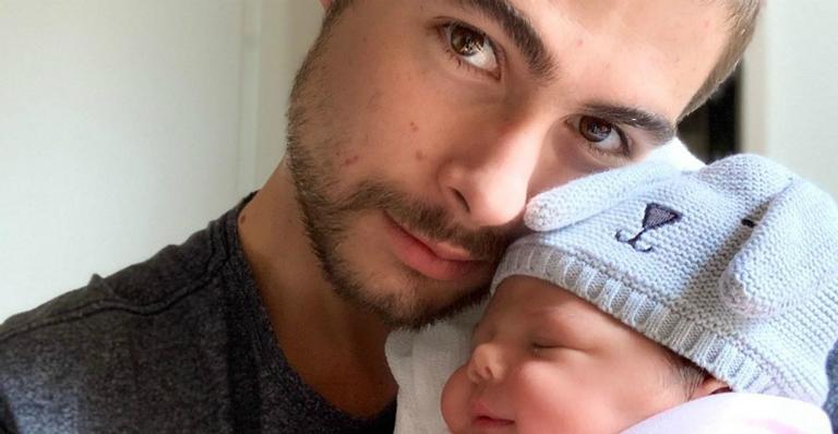 Rafael Vitti surge praticando yoga ao lado de Clara Maria: ”Vamos lá, exercitar esse corpiticho”