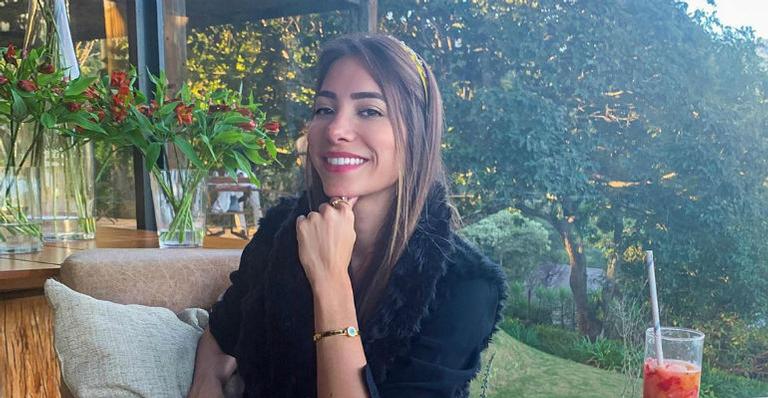 Romana Novais aparece deslumbrante em foto e admite estar com saudades do barrigão