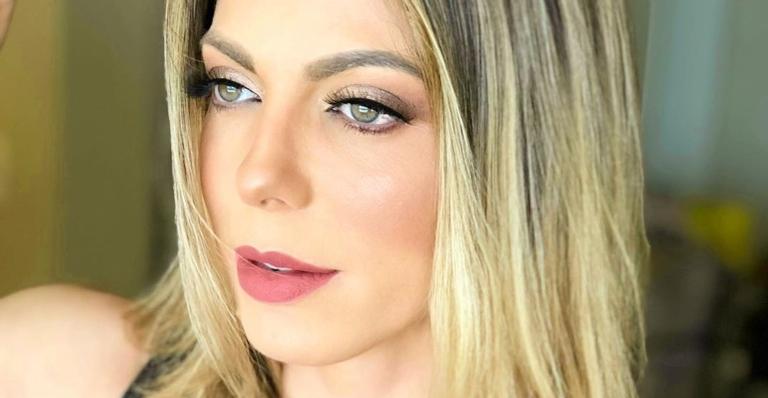 Sheila Mello ostenta abdômen trincado só de biquíni e recebe elogio do novo namorado, João Souza