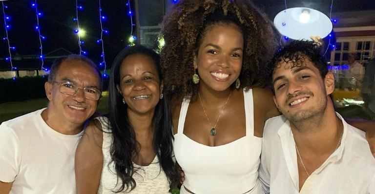 Jeniffer Nascimento faz foto ao lado da família e se declara: ”Existe Foto mais linda?”