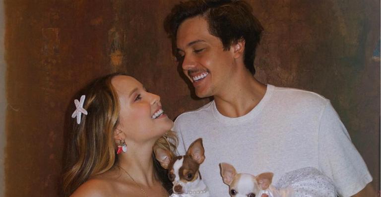 Larissa Manoela posa ao lado do namorado e se declara ao amado: ”Juntos na mesma direção”