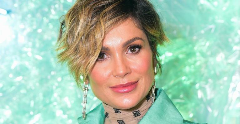 Flávia Alessandra posa com elenco de nova novela e brinca: ”Minhas três filhotas”