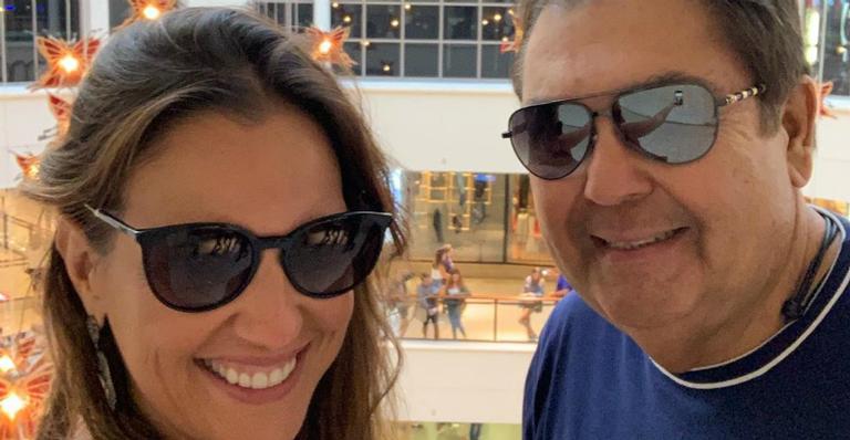 Em Orlando, Luciana Cardoso, esposa de Faustão, faz clique em família: ”Nós três”