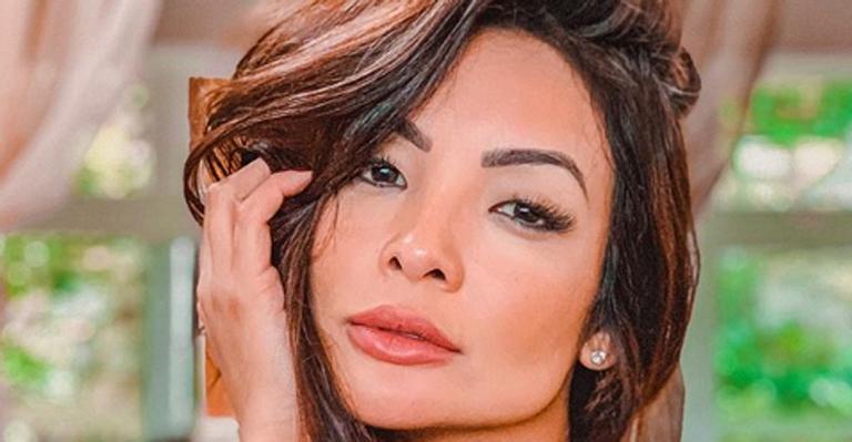 Carol Nakamura posa de biquíni e exibe corpão na web