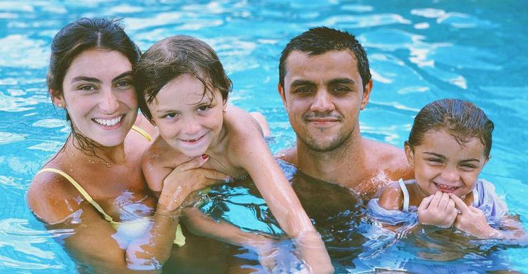 Mariana Uhlmann, esposa de Felipe Simas, posa com a família na piscina e se declara