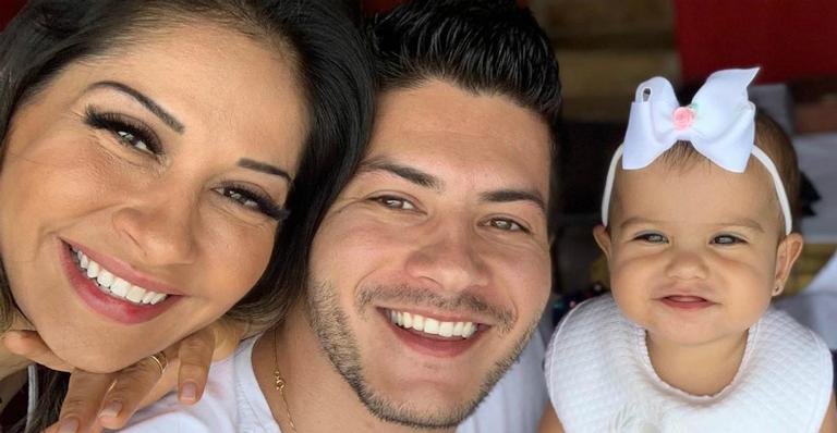 Mayra Cardi e Arthur Aguiar presenteiam funcionária com carro novo