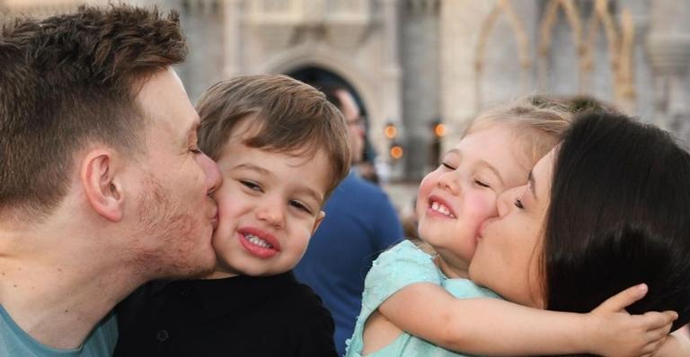 Em Orlando, Michel Teló celebra aniversário ao lado de Thais Fersoza e dos filhos: ”Só gratidão!”