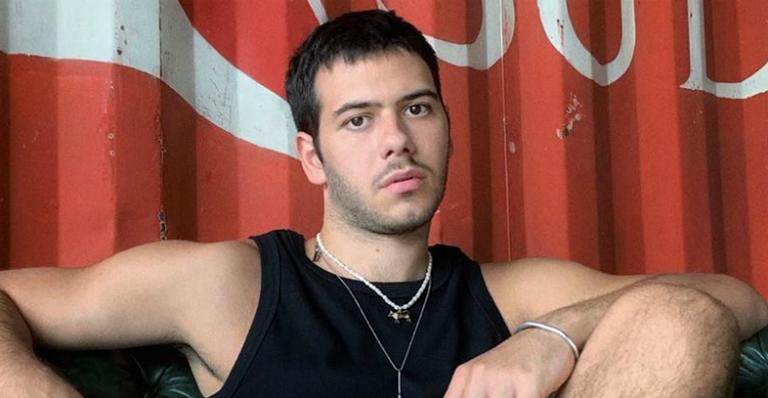 Ao lado de amigos, Antonio Benício curte dia em cachoeira: ”Perto de gente querida”