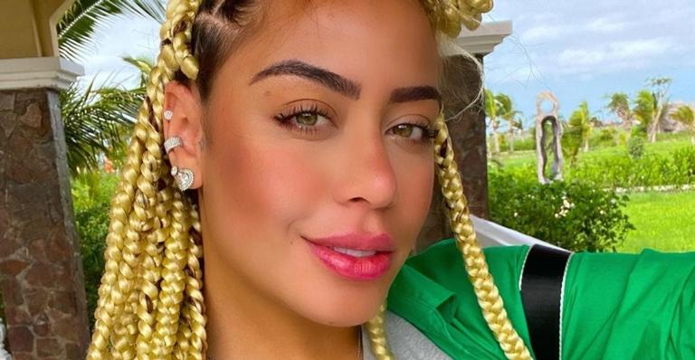 Rafaella Santos posa com a mãe durante missão na África e barriguinha de gravidez rouba a cena
