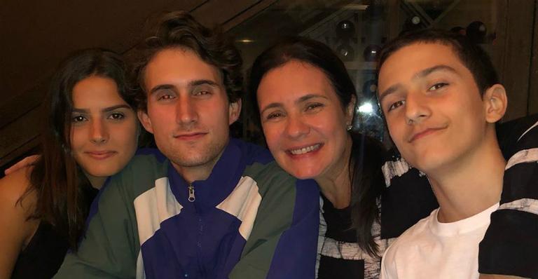 Adriana Esteves aparece ao lado dos filhos em jantar de comemoração de aniversário do primogênito