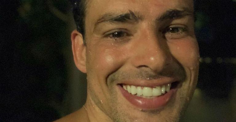 Cauã Reymond aparece careca em foto e é elogiado na web