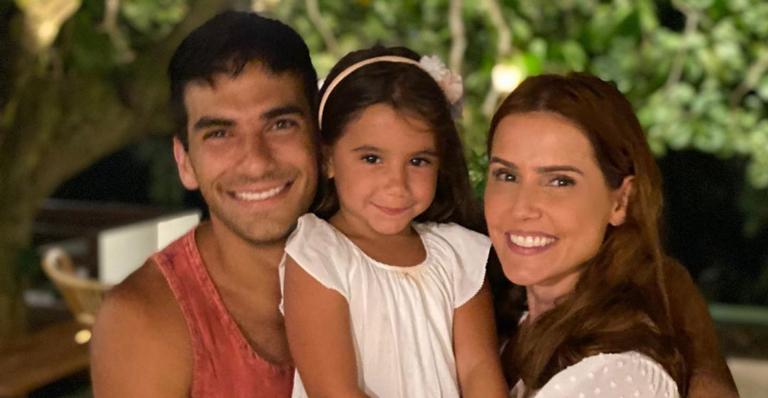 Maria Flor surge relaxando em espreguiçadeira e encanta a web: ”Sem condições”