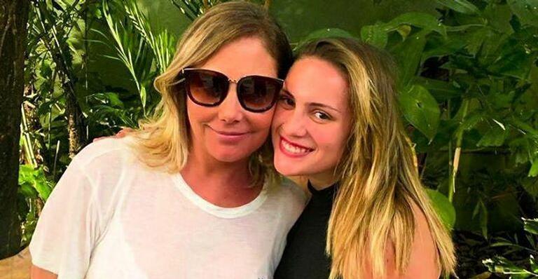 Filha de Heloisa Perissé surpreende ao exibir clique beijando namorado famoso: ”Meu amor!”