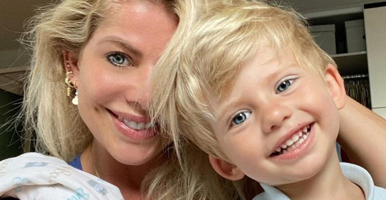 Karina Bacchi mostra Enrico dormindo em seu colo e explode o fofurômetro: ”Parece um boneco”