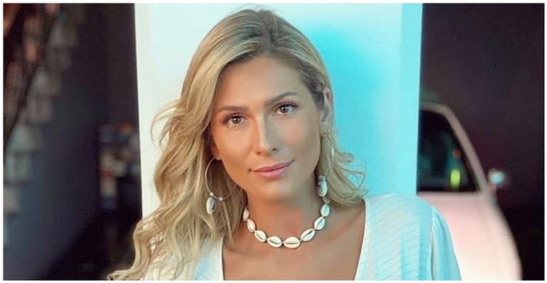 Após noite de samba, Lívia Andrade mostra marcas de ensaio da Paraíso do Tuiuti