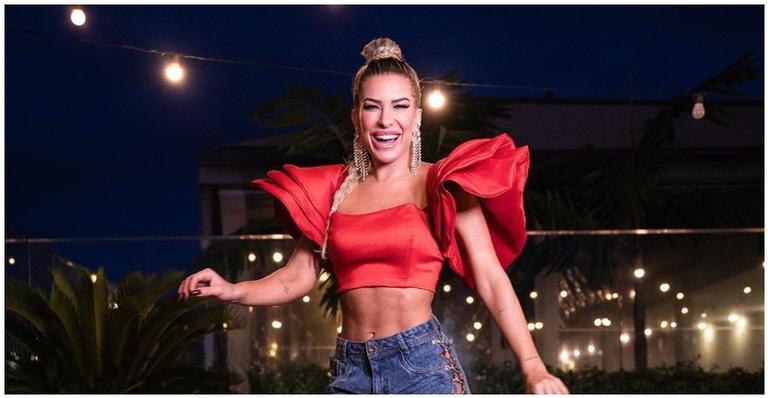 Lorena Improta samba com passistas mirins em ensaio da Viradouro e encanta a web