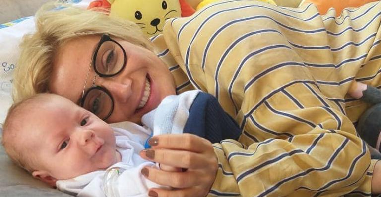 Luiza Possi explode o fofurômetro ao levar o filho, Lucca, para aula de natação: ”Cheio de amor”