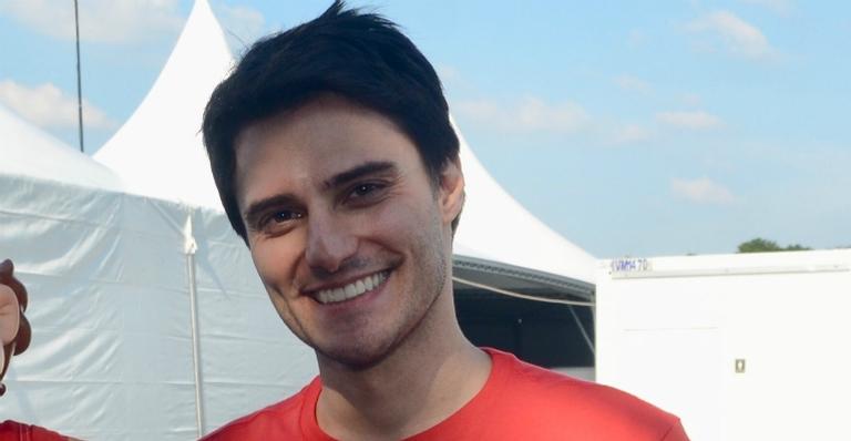 Hugo Bonemer publica foto antiga e choca seguidores: ”Mudou muito”