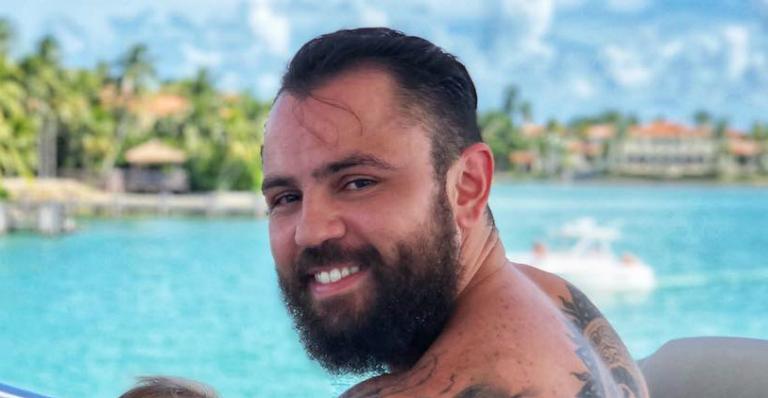 Mateus, da dupla Jorge e Mateus, posa ao lado da família e encanta seguidores