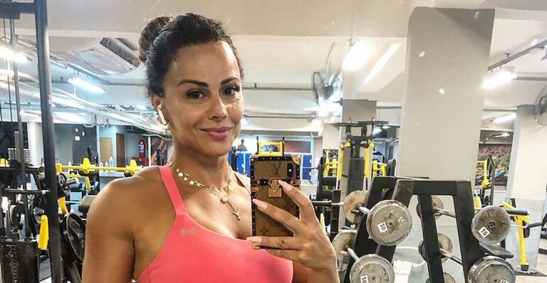 Na academia, Viviane Araújo exibe corpo muito treinado e indigna: ”Beleza ignorante”