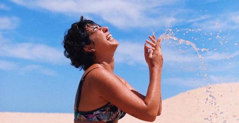 De biquíni, Fernanda Paes Leme surge sorridente esbanjando boa forma: ”Cada dia mais linda”