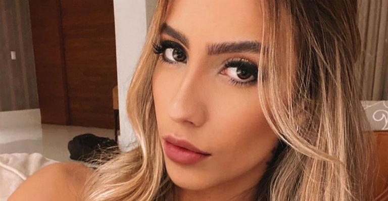 Gabi Brandt compartilha clique sensual na piscina com pétalas de rosa