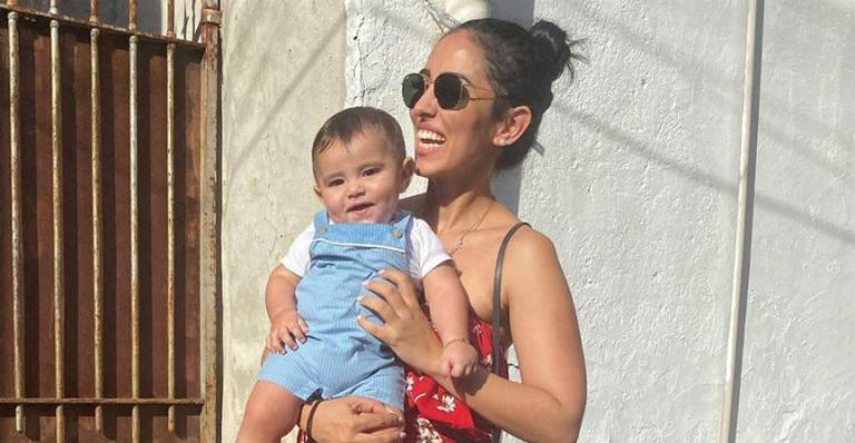 Jade Seba veste o filho, Zion, com roupa de personagem de desenho para celebrar seus 8 meses