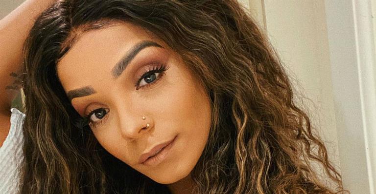 Brunna Gonçalves posa com suéter amarelo em Los Angeles e Ludmilla se derrete