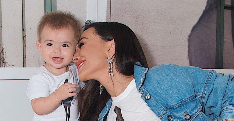 Sabrina Sato explode o fofurômetro ao mostrar Zoe com tiara da Minnie
