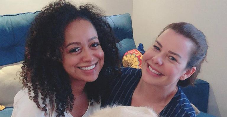 Fernanda Souza posa ao lado de ex-Chiquititas e se declara: ”Pedaço de mim”