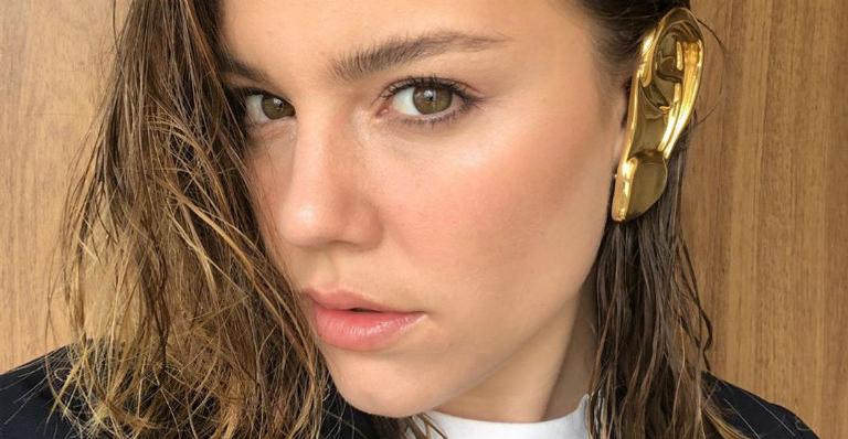 Alice Wegmann compartilha foto de quando era criança e faz relato emocionante sobre sua infância