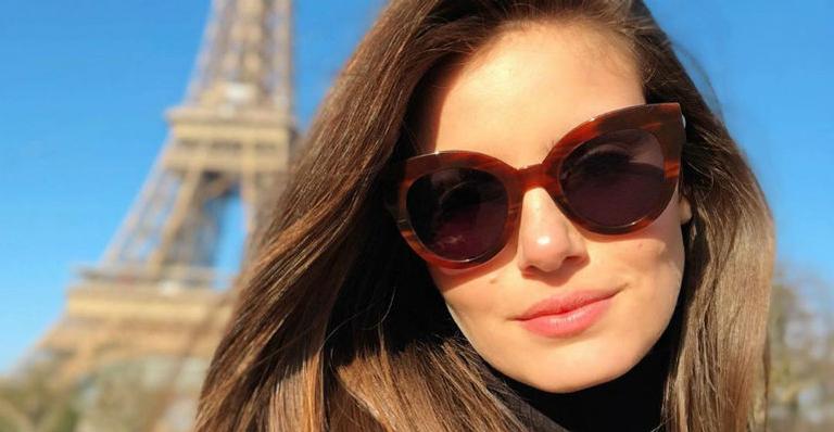 Camila Queiroz compartilha cliques em Paris e brinca: ”Meu clichê preferido”