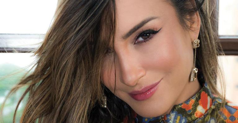 Claudia Leitte compartilha cliques de quando foi Rainha de Bateria e dispara: ”Momentos mágicos”