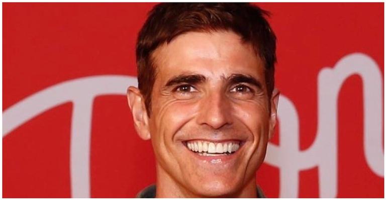 De férias em Alagoas, Reynaldo Gianecchini compartilha cliques de sunga e encanta web